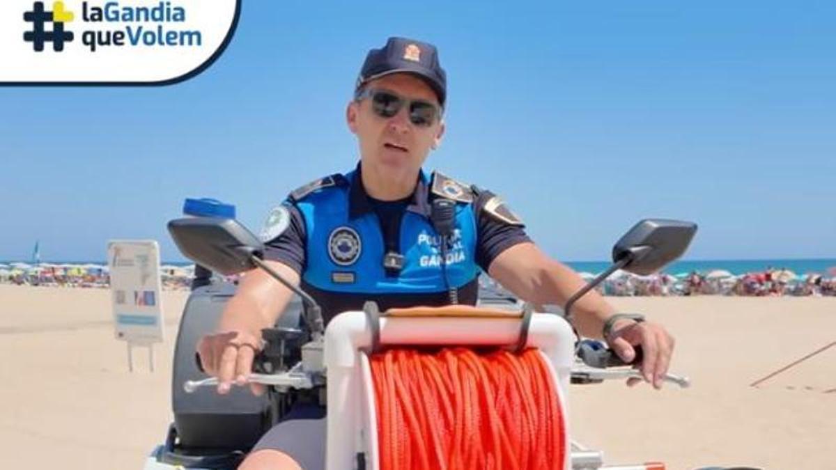 Dos policías rescatan a tres adolescentes en el mar de Gandía