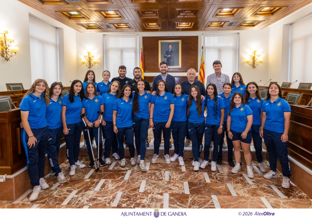 El CF Gandia celebra el ascenso histórico de su equipo cadete femenino con un reconocimiento municipal
