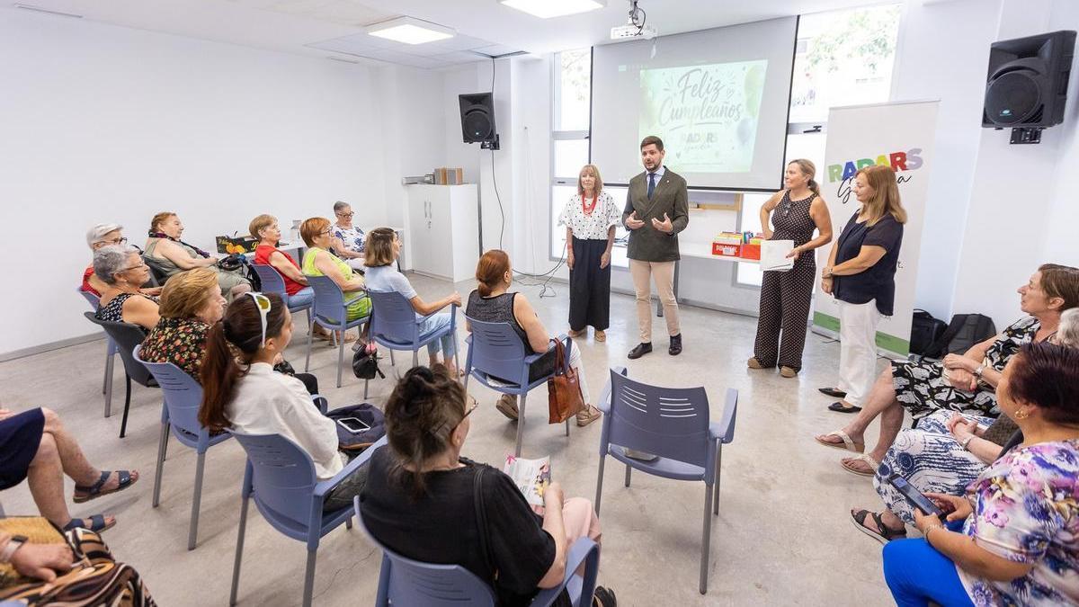 El programa Radars de Gandia contra la soledad no deseada de los mayores se consolida con 189 usuarios y 54 voluntarios