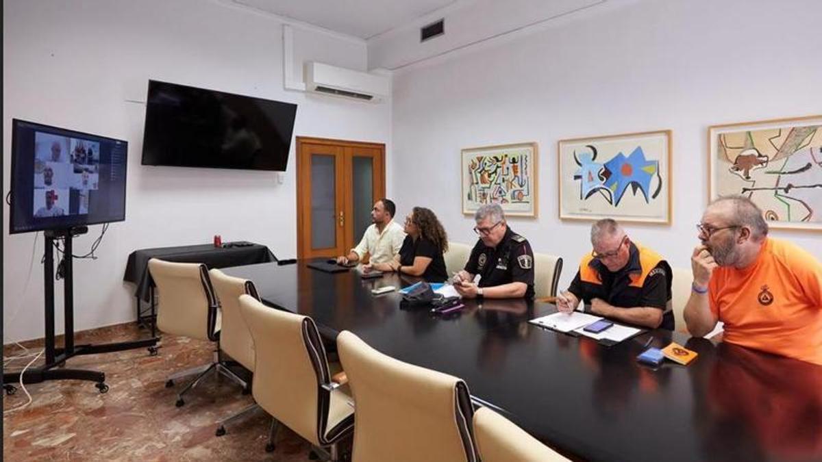 Gandia activa el Cecopal y cierra parques, espigón y cementerio ante la alerta naranja por lluvias y tormentas