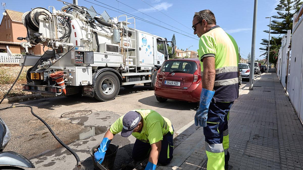 Gandia y Xeresa intensifican la limpieza de imbornales ante la llegada de la temporada de lluvias - Levante