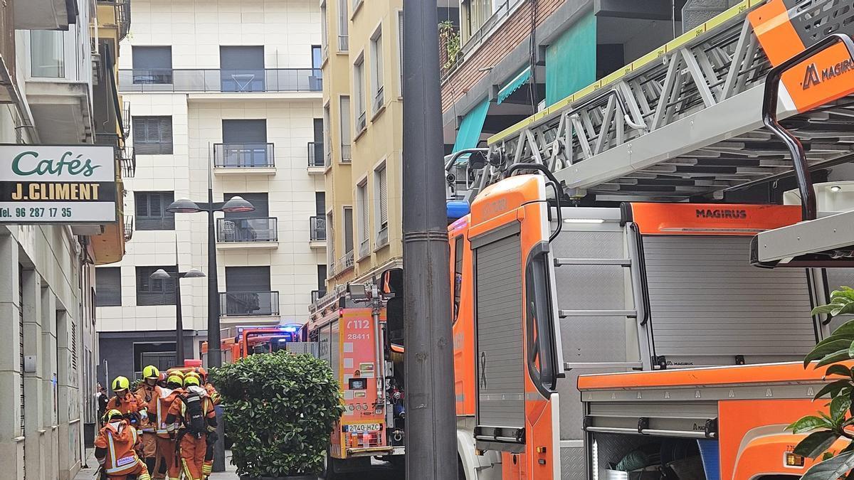 Incendio en Gandia: una mujer mayor atendida por inhalación de humo en su vivienda de la calle Jaume Torres