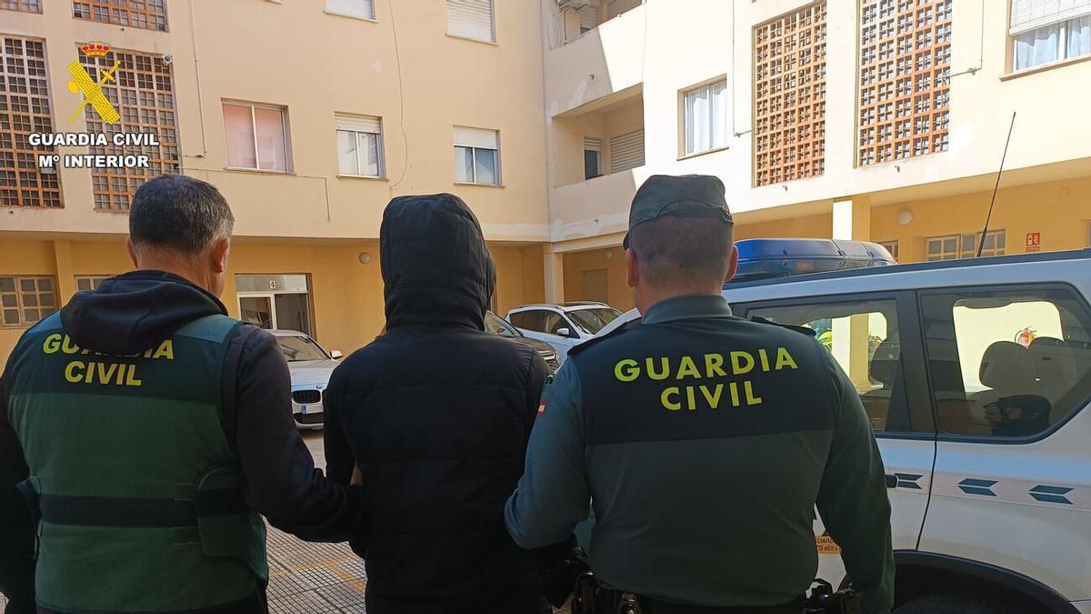 La Guardia Civil desarticula en la Safor un grupo especializado en robos violentos a estaciones de servicio