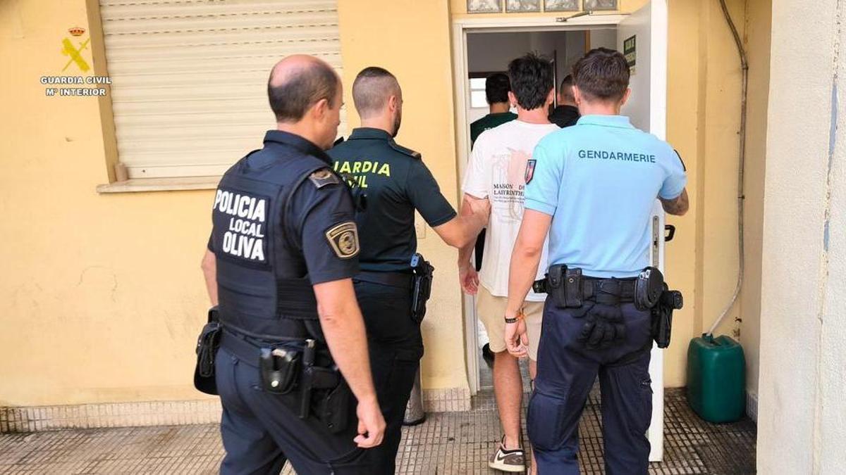 La Guardia Civil detiene a tres hombres por una oleada de actos vandálicos que sembró la alarma en la playa de Oliva