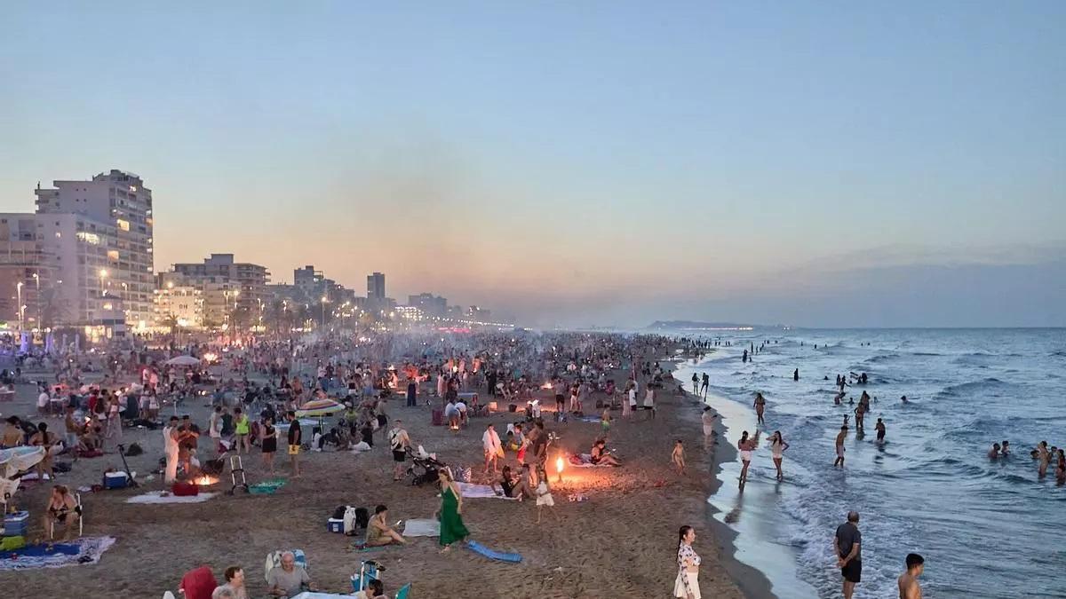 La Nit de Sant Joan enciende la Safor: fuego, música y un desafío logístico en la costa