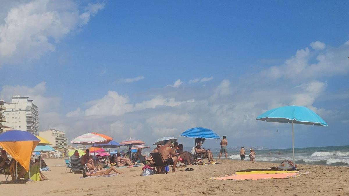 La Safor intensifica la desinfección con cloro para evitar cierres de playas tras la crisis de contaminación del pasado verano