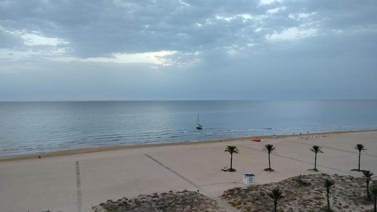 Un Gigante de Vela Varado: El Inesperado Encallamiento que Captura la Atención en la Playa Nord de Gandia