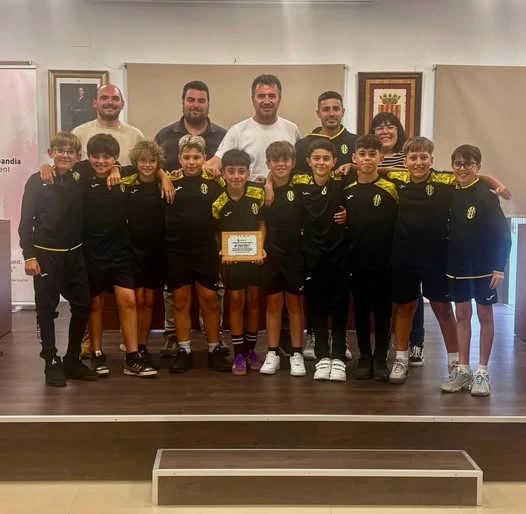 El Alevín E del Real de Gandia CF, homenajeado tras proclamarse campeón de la Primera Regional
