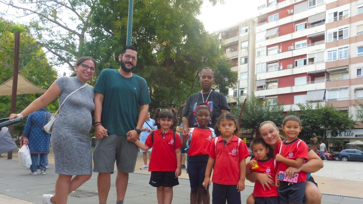 Gandia despierta al ritmo del calendario escolar: reencuentros, uniformes y reivindicaciones marcan el primer día del curso en el CEIP Cervantes