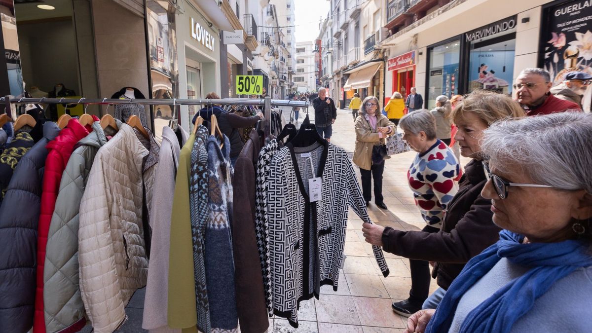 La encrucijada del comercio local en Gandia: Descuentos del 50% como síntoma de una batalla mayor por la supervivencia urbana