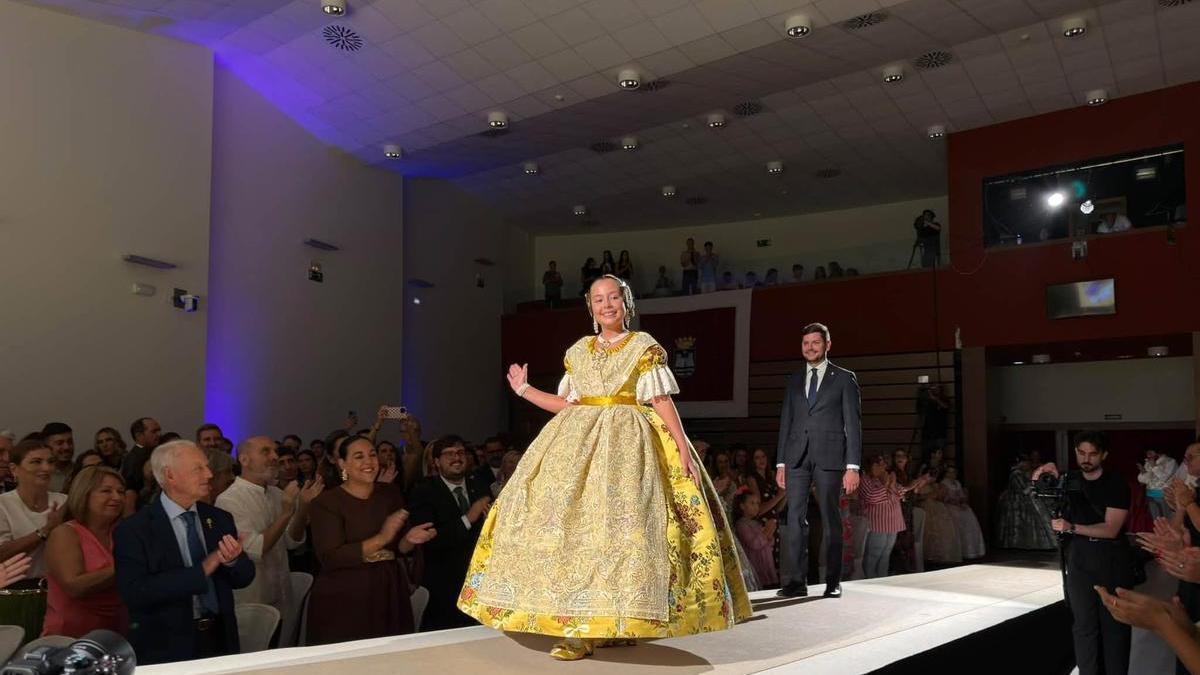 La fallera mayor infantil de Gandia desvela su secreto mejor guardado: un traje de 1.700 metros de tradición y arte