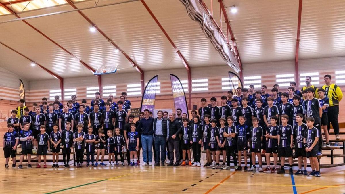 El Club Balonmano Gandia abre sus puertas para que los niños y niñas de la ciudad y la comarca puedan descubrir este deporte