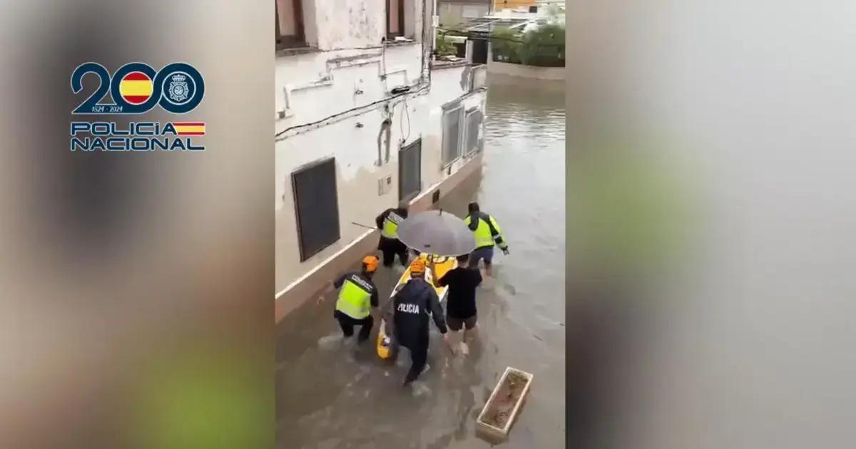 La Policía rescata a una anciana de 93 años en Gandia utilizando una tabla de pádel surf
